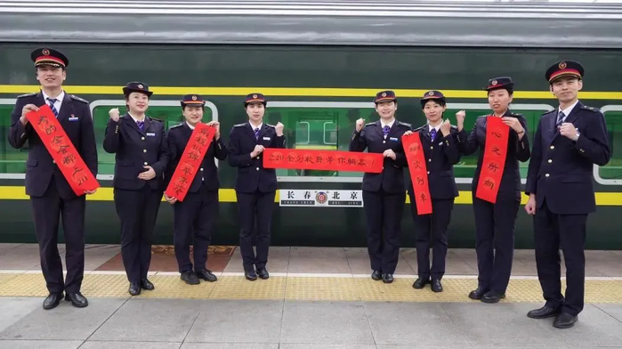 中国铁路沈阳局集团有限公司长春客运段的乘务员们为考生送上祝福。中国铁路沈阳局集团有限公司供图