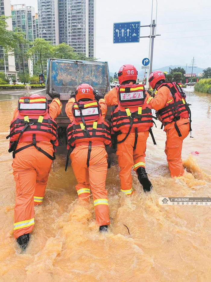 6月3日,贵港市防汛抗旱应急抢险中队派出队员前往迎宾大道积水路段