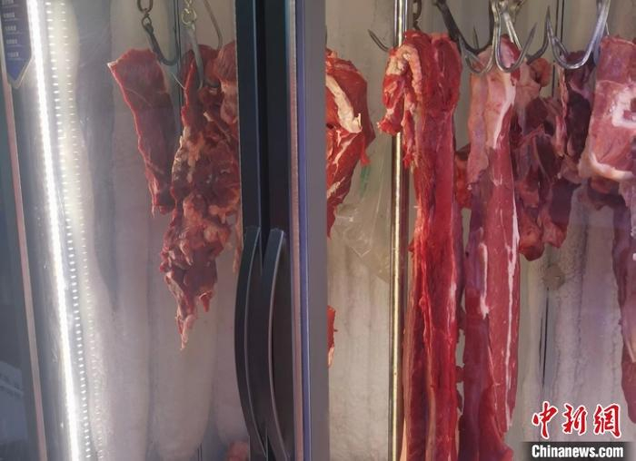 图为菜市场里售卖的牛羊肉。&nbsp;中新网&nbsp;谢艺观 摄