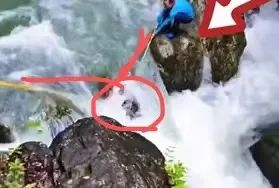 两名游客陷入“死亡V”状态