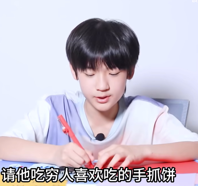 像陈天润↓"也要照顾好奶奶和爸爸"一句话让母亲节祝福变得奇怪.