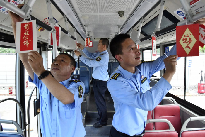 北京公交985路的驾驶员们装点“高考祝福”主题车厢。北京公交客五分公司供图