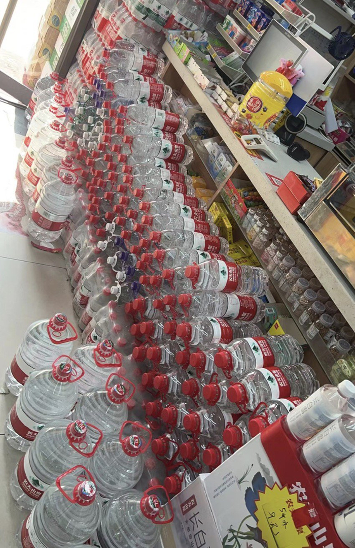 江苏一家小超市的农夫山泉水产品。（图片由受访对象提供）