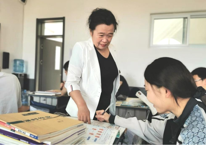 她喜欢看学生们充满疑惑的眼神流露出"恍然大悟"后的那份小欢喜