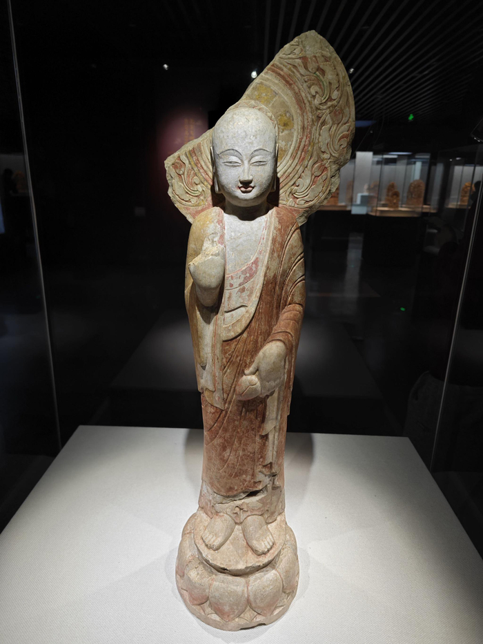弟子立像·北齐相比庄严的佛像,这件北齐弟子立像就显得安详沉静.
