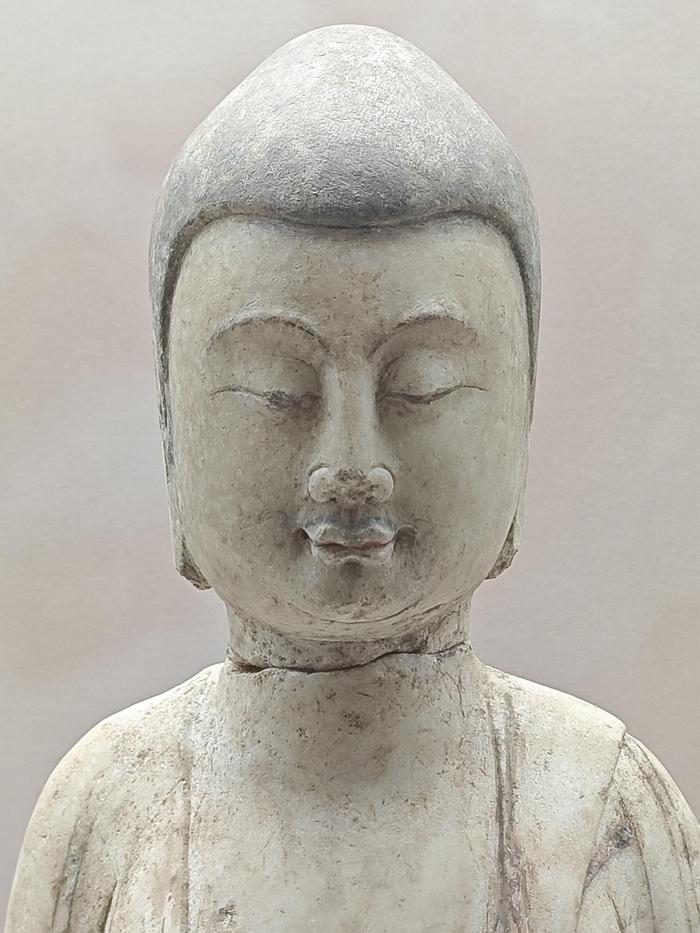 这件东魏佛像残躯残高 42 厘米,青石质地,表面彩绘贴金,直鼻瞑目小口