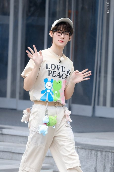 张真源《奔跑吧》鸭舌帽 黑框眼镜造型好可爱!