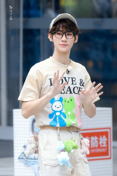 张真源《奔跑吧》鸭舌帽 黑框眼镜造型好可爱!
