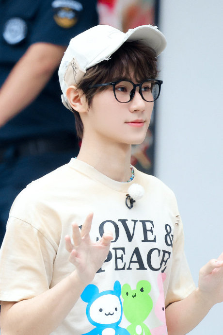 张真源《奔跑吧》鸭舌帽 黑框眼镜造型好可爱!