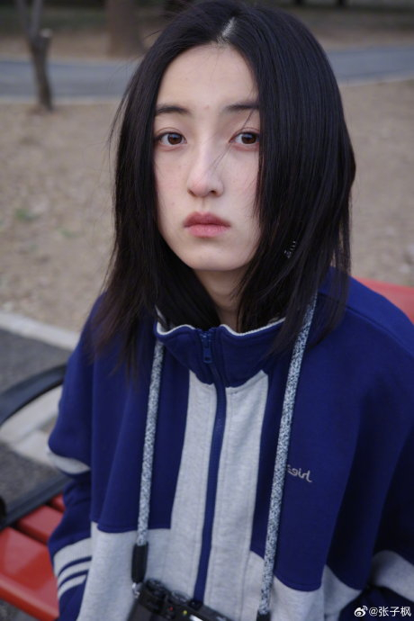 张子枫素颜逛公园 松弛,悠闲的妹妹,素颜状态太好了