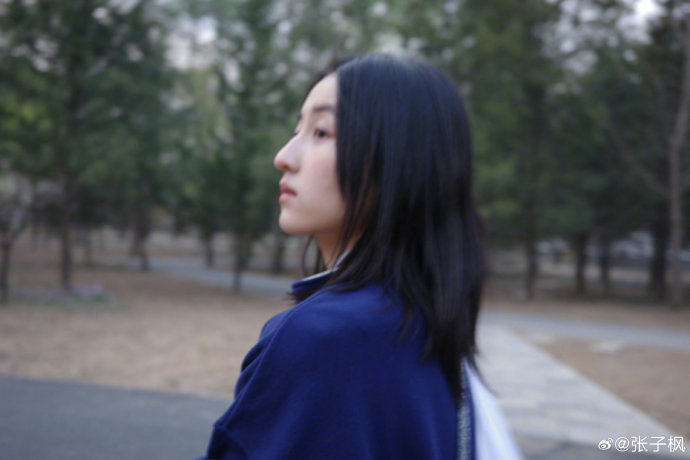 张子枫素颜逛公园 松弛,悠闲的妹妹,素颜状态太好了