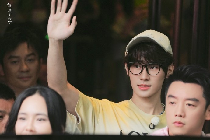 张真源《奔跑吧》鸭舌帽 黑框眼镜造型好可爱!