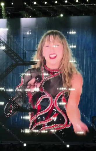 雨中坚持表演,泰勒斯威夫特世巡演里昂站展现女王气场