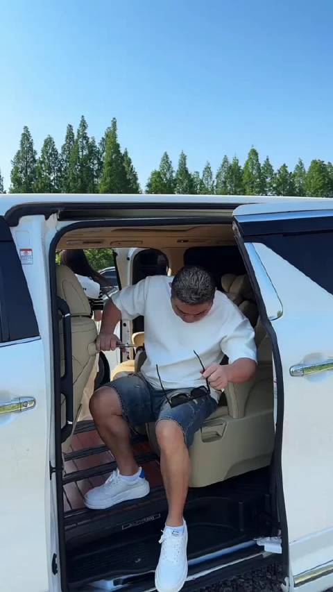 吴迪,方丈,贝源一起钓鱼吃饭打台球,其乐融融挺开心!