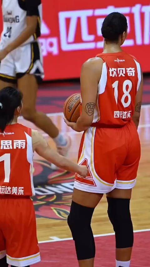 王思雨拍坎贝奇的视频突然在外网火了,俩人的身高差真的太恐怖了