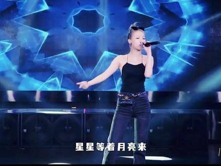 macovaseas和周梓倩合作的《外套2.0》