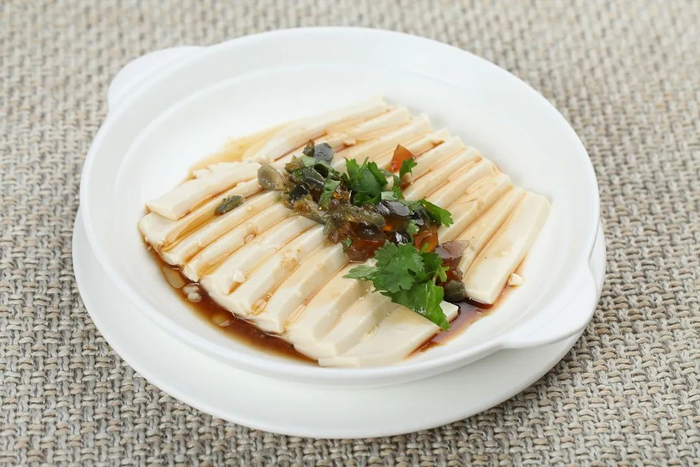 制作内酯豆腐时,一般使用葡萄糖酸内酯来让大豆蛋白凝固成型.