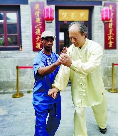 美国名"舞"拜师烟台螳螂拳