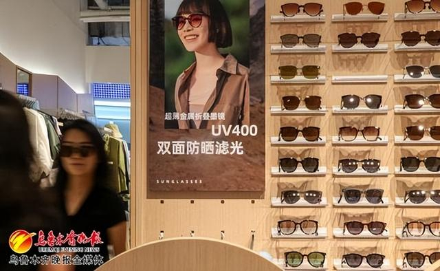 　　6月3日，在位于美美2购物中心的一家店铺，消费者试戴墨镜。记者迪丽娜尔·加力肯摄