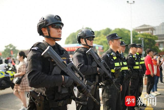 图为江苏警方护航高考