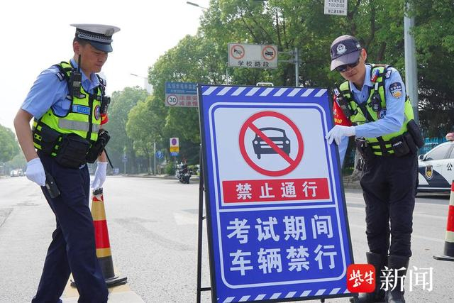 图为江苏警方护航高考