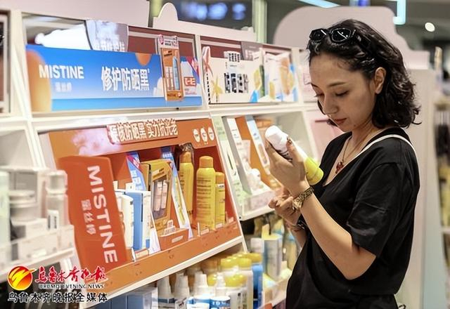 　　6月3日，在位于德汇万达广场的一家店铺，消费者在选购防晒用品。记者迪丽娜尔·加力肯摄