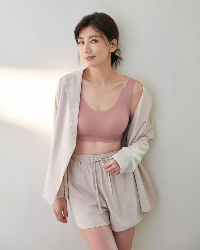 今日佳人:贾静雯,台湾省女演员,出生于1974年10月7日,身高160cm,体重