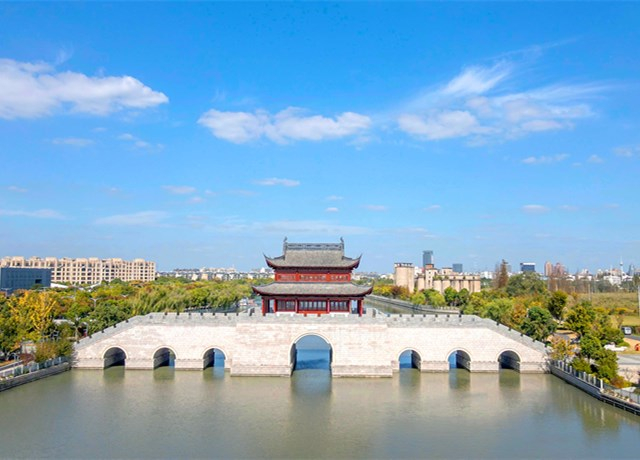 (图片来源:上海青浦)记者在环城水系公园看到,这是一个完全开放,通透