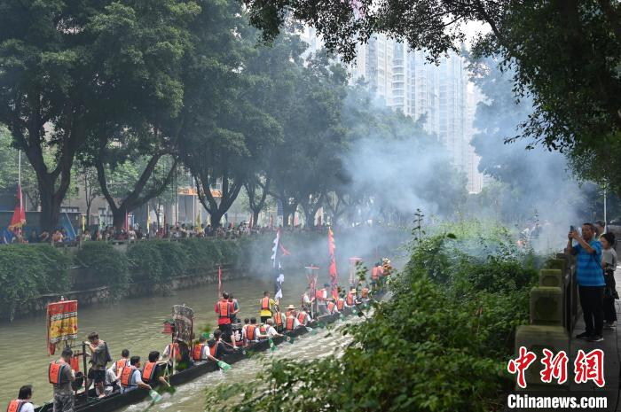 广州杨箕村龙舟采青"推水"迎端午