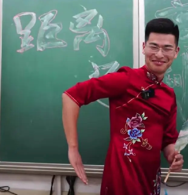 男老师穿旗袍为高考学生打气,如何才能让学生保持良好心态?