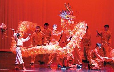 文明之光》演出之三——中国旋律上,演员在表演舞蹈节目《龙舞》
