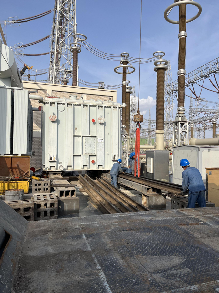 宁夏首次成功实现750千伏高压电抗器整装搬运更换