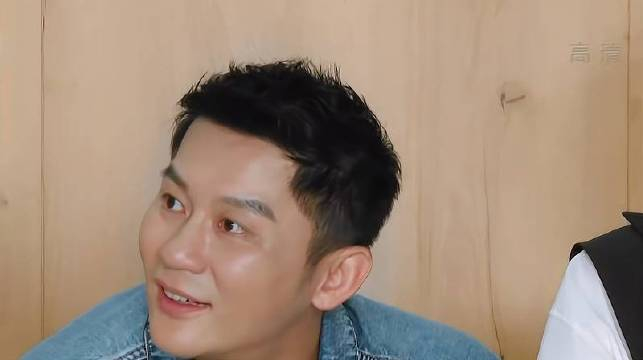指压板太吓人了,蔡徐坤死死扣着摄像头,李晨看见笑喷了!