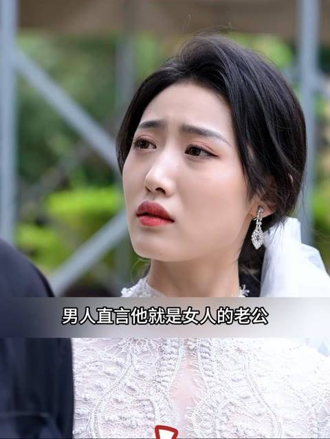 龙王娶妻,新娘穿着婚纱逃跑,被富二代的弟弟们围在角落婚纱