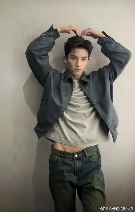 王星越你是不是在明晃晃秀肌肉呢 手臂肌肉照放在最中间!