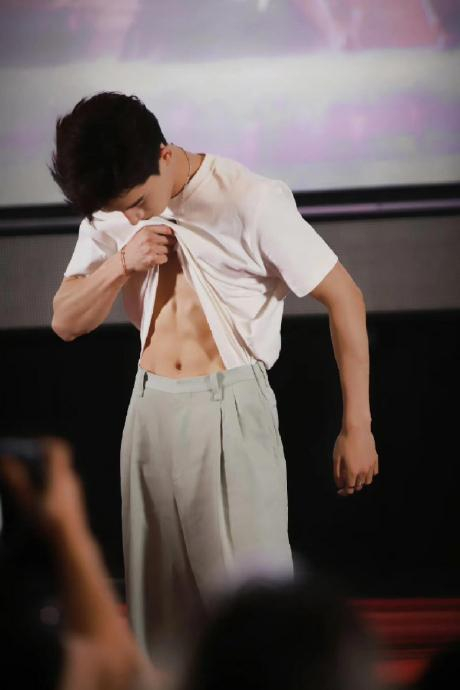 王涛呢!再出来晒晒腹肌