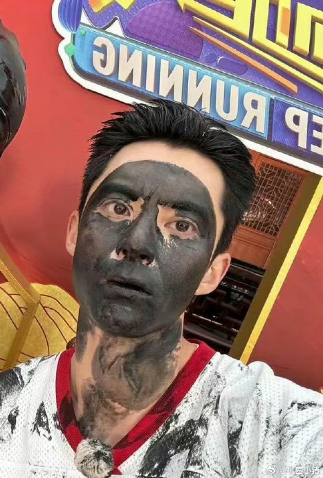 煤球版王鹤棣对镜自拍,笑疯了要