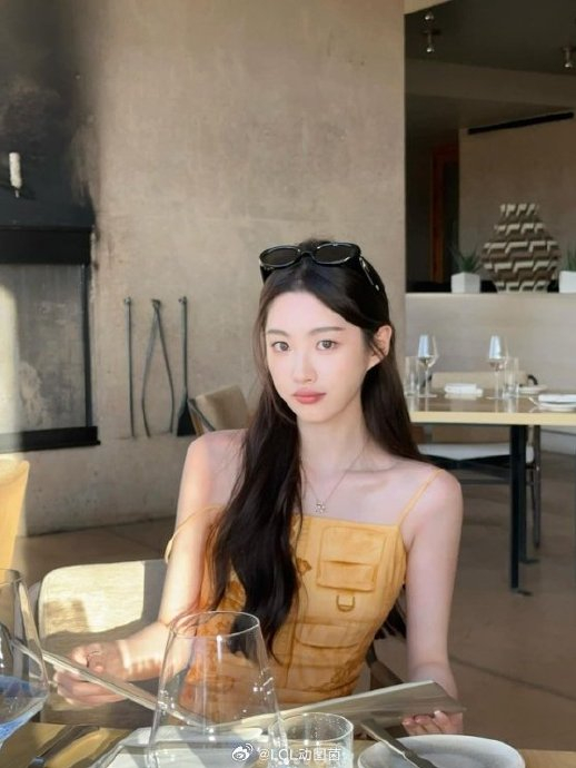 ming绯闻女友1saye晒美照:吊带连衣包臀裙,闲适的下午茶时间