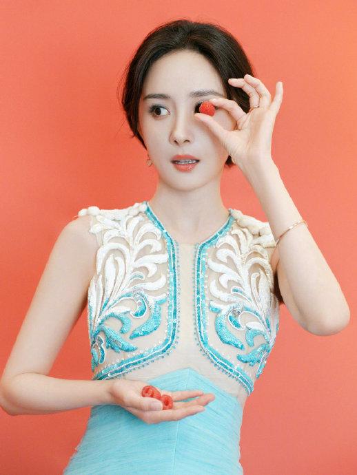 杨幂蓝色刺绣纱裙真的绝美啊 手指上的树莓好可爱
