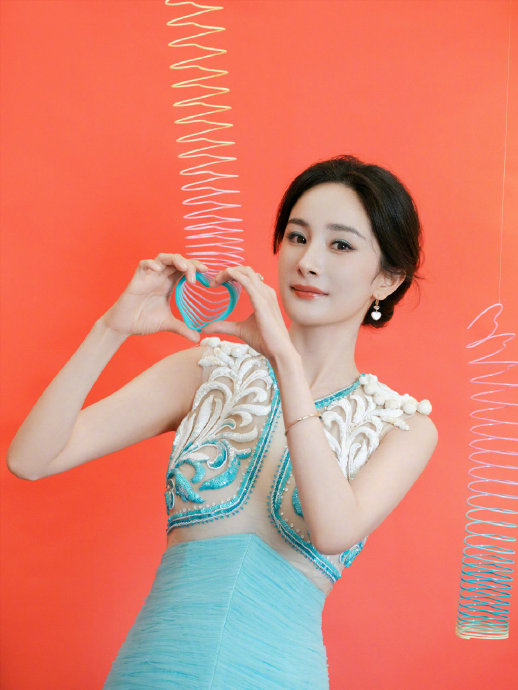杨幂蓝色刺绣纱裙真的绝美啊 手指上的树莓好可爱