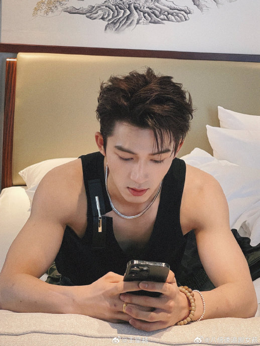 王星越你是不是在明晃晃秀肌肉呢 手臂肌肉照放在最中间!