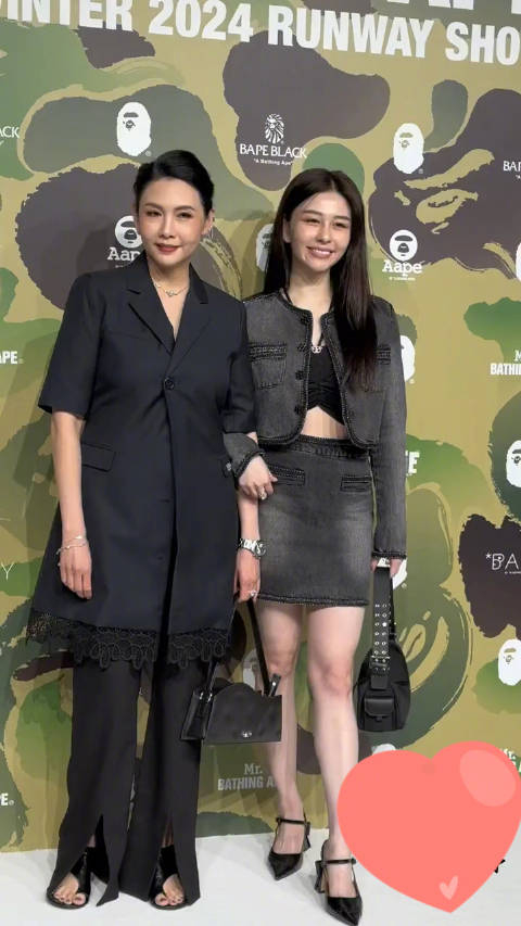 邱淑贞和女儿沈月出席活动,这可是56岁的邱淑贞啊,好美!
