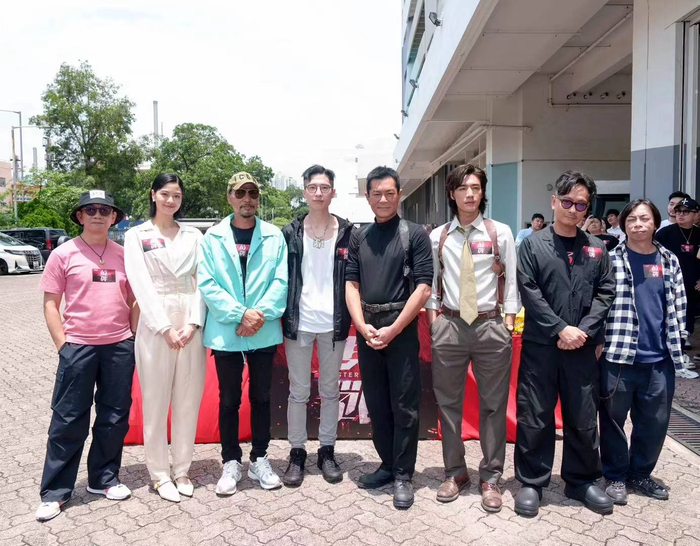 电影《侦战》主要演员合影电影《侦战》出品人兼总制片人黄俊淇该片由