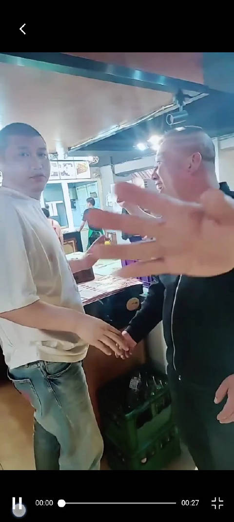 二驴保镖不让粉丝拍二驴,最后还是拍了二驴和粉丝聊天