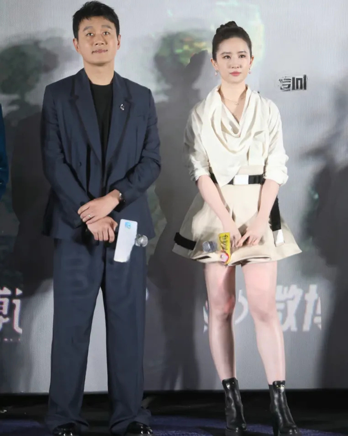 刘亦菲万元穿搭翻车!身材短板暴露,本人小粗腿抢镜,真敢修图!