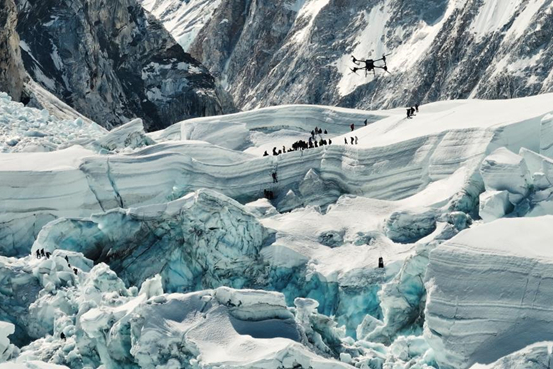 2024年4月30日，大疆运载无人机在珠穆朗玛峰南坡昆布冰川进行物资运输测试（视频截图）。新华社发