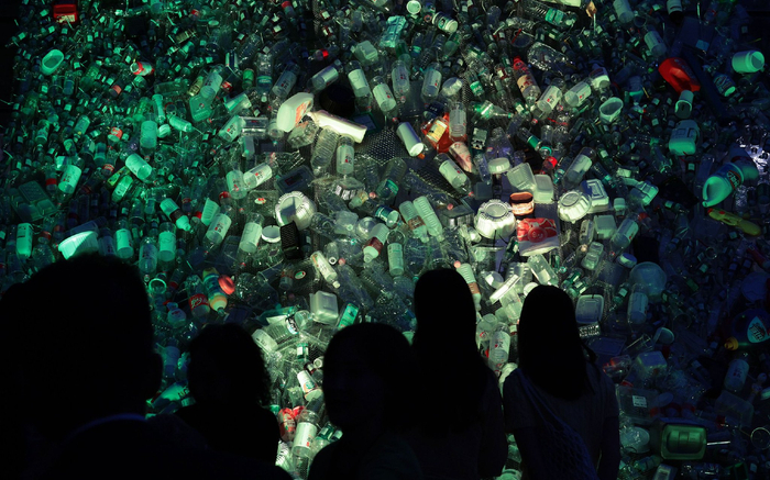 当地时间2024年6月5日，韩国首尔，世界环境日，首尔环境运动联合用塑料废弃物制作的大型造型物点亮灯光。  视觉中国 图