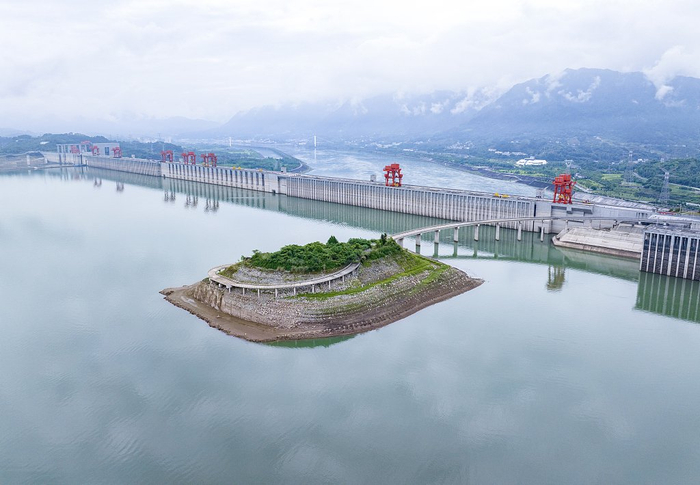 2024年6月5日9时，湖北宜昌，三峡水库坝前水位消落至海拔145.56米，逼近防洪限制水位145米。视觉中国 图