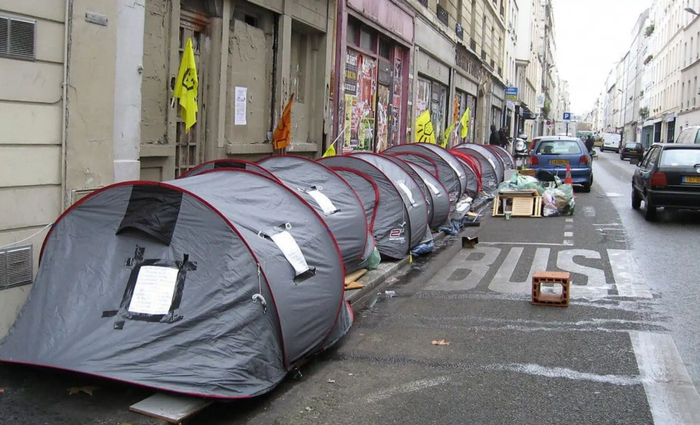 奥运前流浪汉清零?法国把"巴黎世家"们一车车扭送比利时!