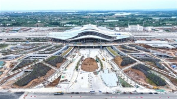 荆门高铁西站"娇容"初现